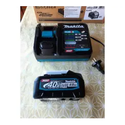Makita 191J67-0 XGT 40V 4Ah մարտկոց և DC40RA լիցքավորիչի հավաքածու