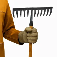 Փոցխեր - Փոցխերը բազմակողմանի գործիքներ են, որոնք նախատեսված են հողի փորելու, ցանքածածկի վերամշակման և տարբեր գյուղատնտեսական աշխատանքների համար: Դրանք հատկապես օգտակար են այգեգործության, բույսերի մշակման և հողագործության մեջ, որտեղ պահանջվում է ուժեղ և ճ