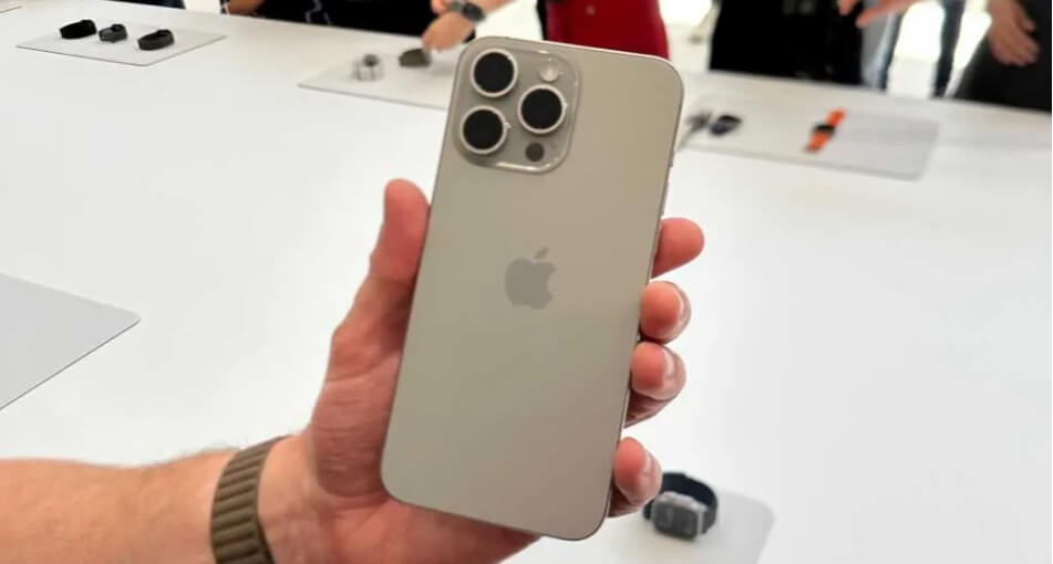 Gold and cosmic gray colors may make a comeback with the iPhone 16 Pro.